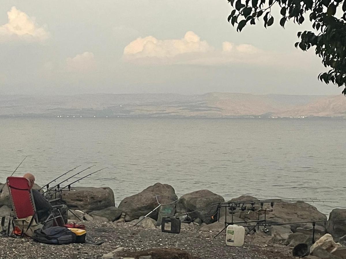 תכלת על הכינרת Light Blue On The Kinneret Lake طبريا المظهر الخارجي الصورة