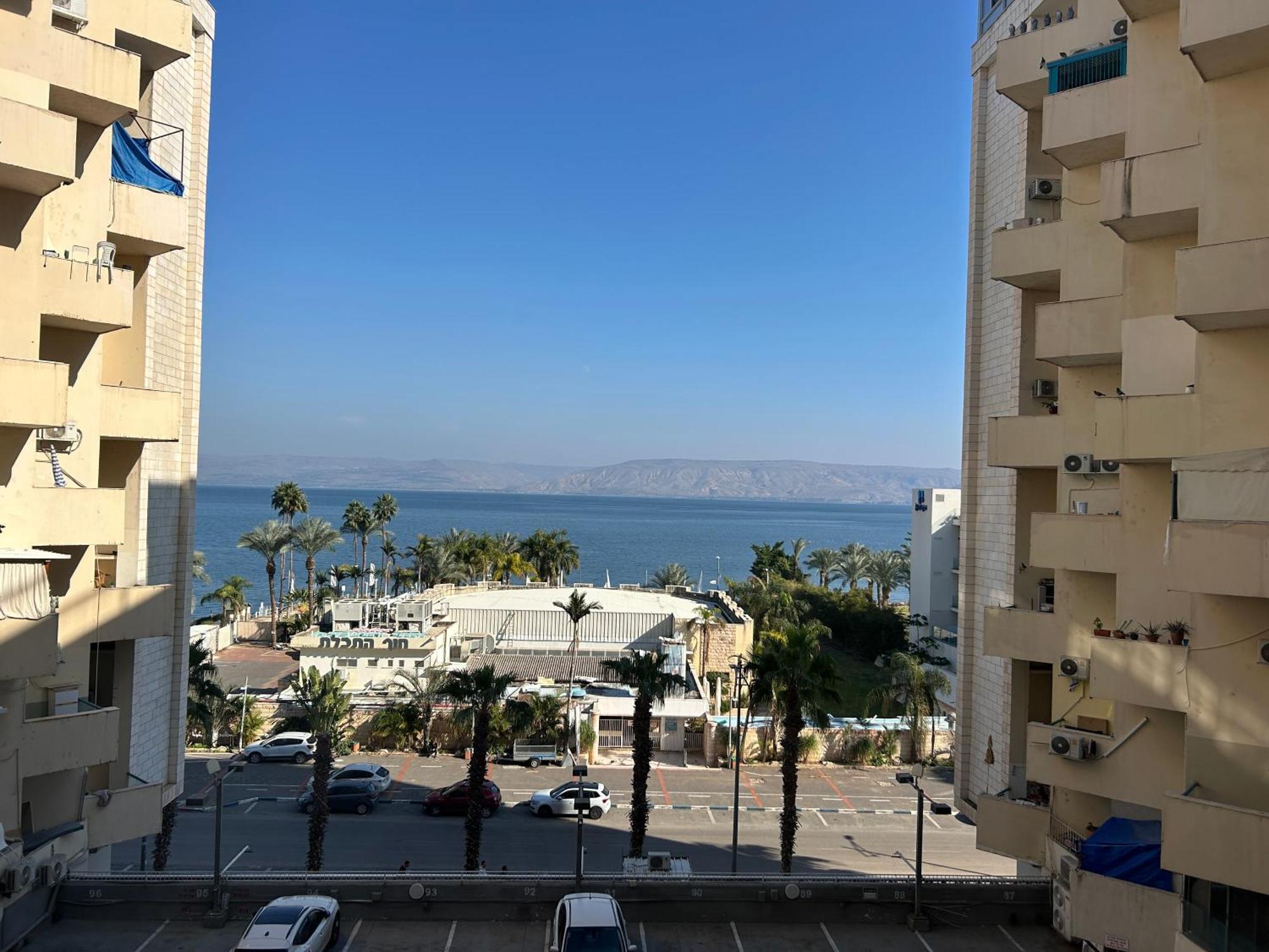 תכלת על הכינרת Light Blue On The Kinneret Lake طبريا المظهر الخارجي الصورة
